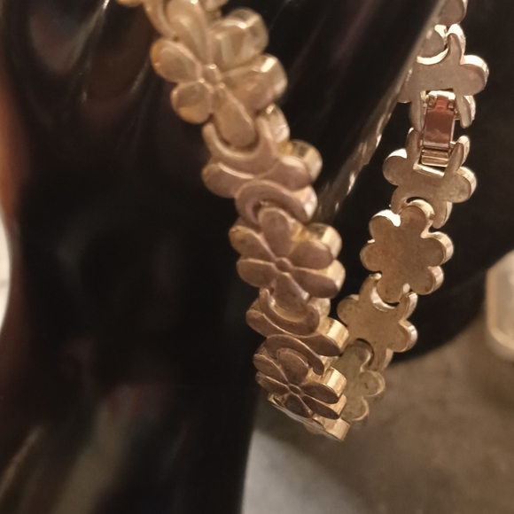 Sterling Silver 9.25 Cluster Flower Design Pattern Bracelet. - Picture 6 of 9